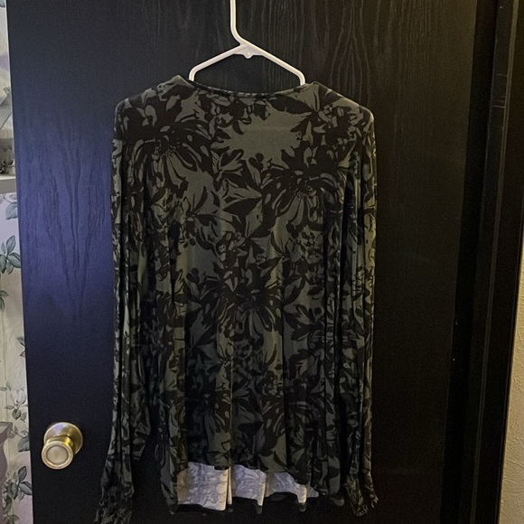 Green & black women’s blouse V-neck smocking on sleeve around the V neck - Picture 6 of 6